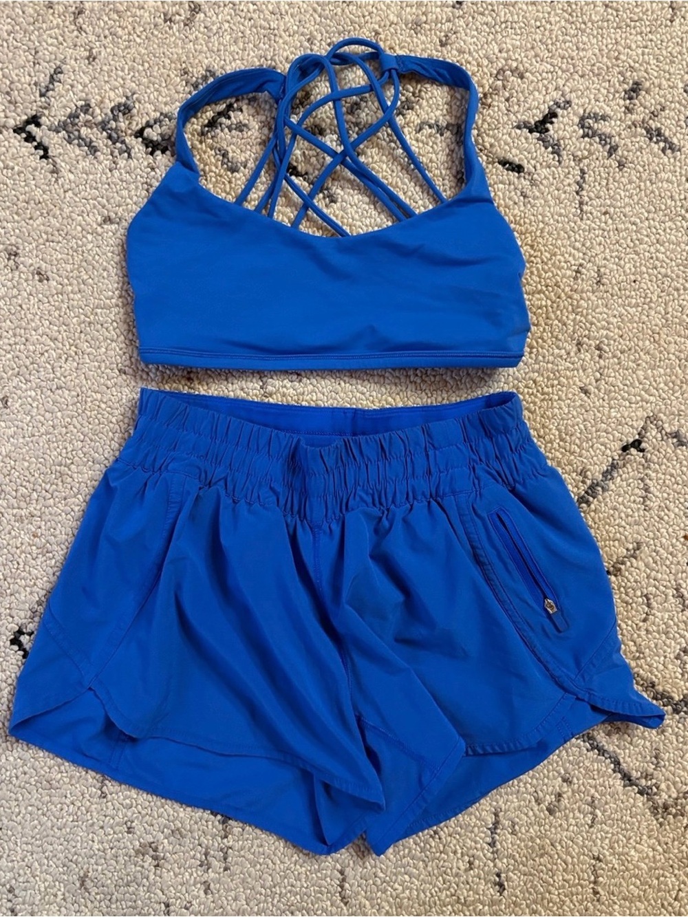 Lululemon set bra 6 /shorts 8